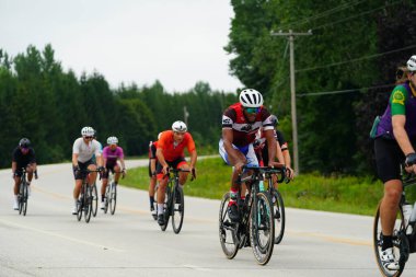 Fond du Lac, Wisconsin USA - 18 Ağustos 2024: Erkek ve kadın bisikletçiler sabahın erken saatlerinde bisiklet sürüyorlar.