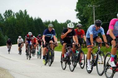 Fond du Lac, Wisconsin USA - 18 Ağustos 2024: Erkek ve kadın bisikletçiler sabahın erken saatlerinde bisiklet sürüyorlar.