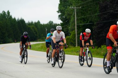 Fond du Lac, Wisconsin USA - 18 Ağustos 2024: Erkek ve kadın bisikletçiler sabahın erken saatlerinde bisiklet sürüyorlar.
