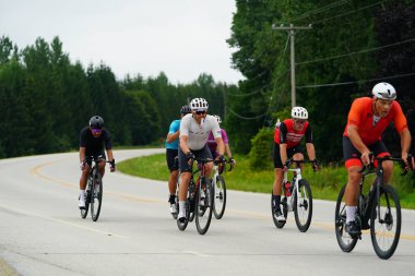 Fond du Lac, Wisconsin USA - 18 Ağustos 2024: Erkek ve kadın bisikletçiler sabahın erken saatlerinde bisiklet sürüyorlar.