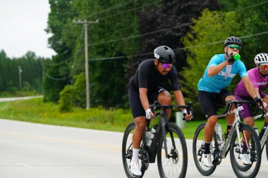 Fond du Lac, Wisconsin USA - 18 Ağustos 2024: Erkek bisikletçiler sabahın erken saatlerinde bisiklet sürüyorlar