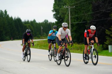 Fond du Lac, Wisconsin USA - 18 Ağustos 2024: Erkek bisikletçiler sabahın erken saatlerinde bisiklet sürüyorlar