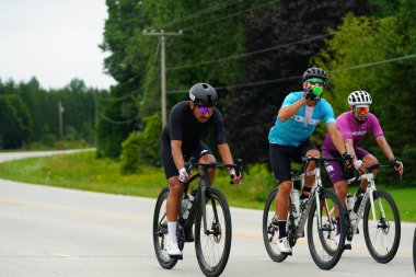 Fond du Lac, Wisconsin USA - 18 Ağustos 2024: Erkek bisikletçiler sabahın erken saatlerinde bisiklet sürüyorlar