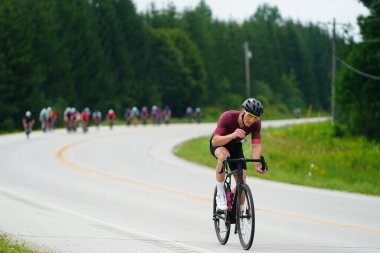 Fond du Lac, Wisconsin USA - 18 Ağustos 2024: Erkek bisikletçiler sabahın erken saatlerinde bisiklet sürüyorlar