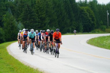 Fond du Lac, Wisconsin USA - 18 Ağustos 2024: Erkek bisikletçiler sabahın erken saatlerinde bisiklet sürüyorlar