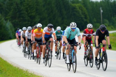 Fond du Lac, Wisconsin USA - 18 Ağustos 2024: Erkek bisikletçiler sabahın erken saatlerinde bisiklet sürüyorlar
