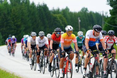 Fond du Lac, Wisconsin USA - 18 Ağustos 2024: Erkek bisikletçiler sabahın erken saatlerinde bisiklet sürüyorlar