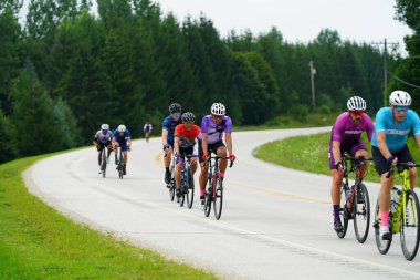 Fond du Lac, Wisconsin USA - 18 Ağustos 2024: Erkek bisikletçiler sabahın erken saatlerinde bisiklet sürüyorlar