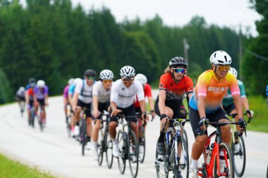 Fond du Lac, Wisconsin USA - 18 Ağustos 2024: Erkek bisikletçiler sabahın erken saatlerinde bisiklet sürüyorlar