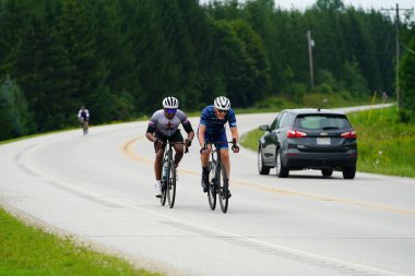 Fond du Lac, Wisconsin USA - 18 Ağustos 2024: Erkek bisikletçiler sabahın erken saatlerinde bisiklet sürüyorlar