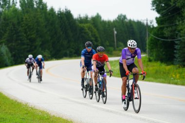 Fond du Lac, Wisconsin USA - 18 Ağustos 2024: Erkek bisikletçiler sabahın erken saatlerinde bisiklet sürüyorlar