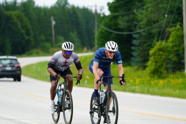 Fond du Lac, Wisconsin USA - 18 Ağustos 2024: Erkek bisikletçiler sabahın erken saatlerinde bisiklet sürüyorlar
