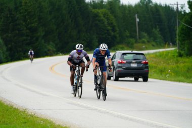 Fond du Lac, Wisconsin USA - 18 Ağustos 2024: Erkek bisikletçiler sabahın erken saatlerinde bisiklet sürüyorlar