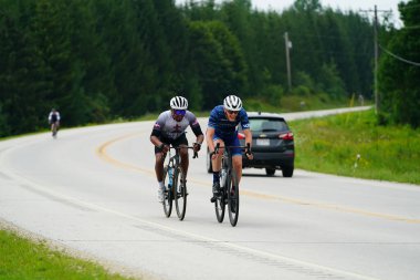 Fond du Lac, Wisconsin USA - 18 Ağustos 2024: Erkek bisikletçiler sabahın erken saatlerinde bisiklet sürüyorlar