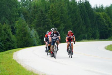 Fond du Lac, Wisconsin USA - 18 Ağustos 2024: Erkek bisikletçiler sabahın erken saatlerinde bisiklet sürüyorlar