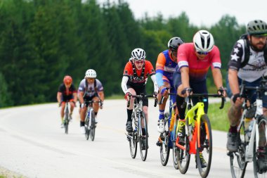 Fond du Lac, Wisconsin USA - 18 Ağustos 2024: Erkek bisikletçiler sabahın erken saatlerinde bisiklet sürüyorlar