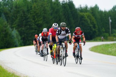 Fond du Lac, Wisconsin USA - 18 Ağustos 2024: Erkek bisikletçiler sabahın erken saatlerinde bisiklet sürüyorlar