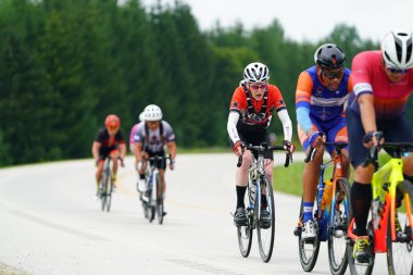 Fond du Lac, Wisconsin USA - 18 Ağustos 2024: Erkek bisikletçiler sabahın erken saatlerinde bisiklet sürüyorlar