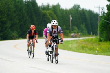 Fond du Lac, Wisconsin USA - 18 Ağustos 2024: Erkek bisikletçiler sabahın erken saatlerinde bisiklet sürüyorlar