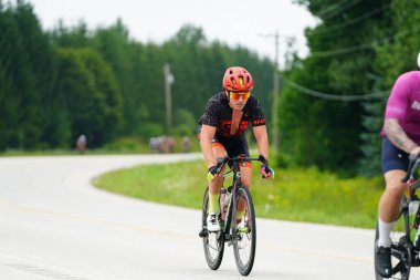 Fond du Lac, Wisconsin USA - 18 Ağustos 2024: Erkek bisikletçiler sabahın erken saatlerinde bisiklet sürüyorlar