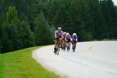 Fond du Lac, Wisconsin USA - 18 Ağustos 2024: Erkek bisikletçiler sabahın erken saatlerinde bisiklet sürüyorlar