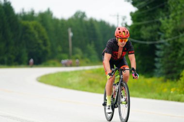 Fond du Lac, Wisconsin USA - 18 Ağustos 2024: Erkek bisikletçiler sabahın erken saatlerinde bisiklet sürüyorlar