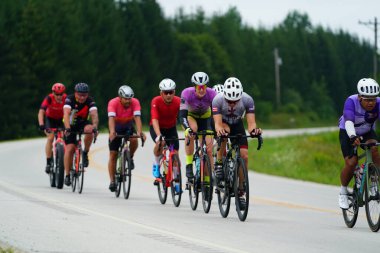 Fond du Lac, Wisconsin USA - 18 Ağustos 2024: Erkek bisikletçiler sabahın erken saatlerinde bisiklet sürüyorlar