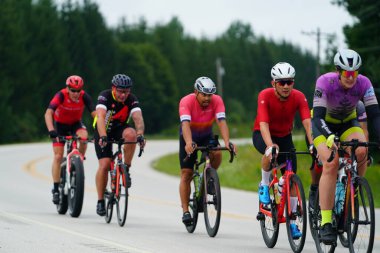 Fond du Lac, Wisconsin USA - 18 Ağustos 2024: Erkek bisikletçiler sabahın erken saatlerinde bisiklet sürüyorlar