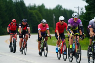 Fond du Lac, Wisconsin USA - 18 Ağustos 2024: Erkek bisikletçiler sabahın erken saatlerinde bisiklet sürüyorlar