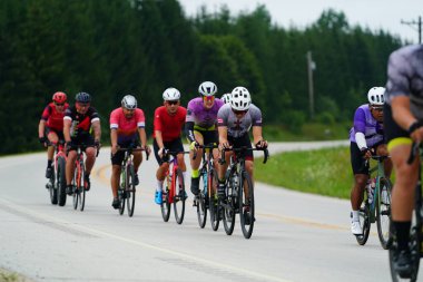 Fond du Lac, Wisconsin USA - 18 Ağustos 2024: Erkek bisikletçiler sabahın erken saatlerinde bisiklet sürüyorlar