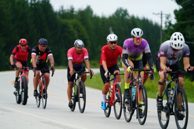 Fond du Lac, Wisconsin USA - 18 Ağustos 2024: Erkek bisikletçiler sabahın erken saatlerinde bisiklet sürüyorlar