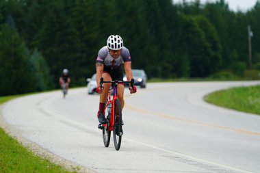Fond du Lac, Wisconsin USA - 18 Ağustos 2024: Erkek bisikletçiler sabahın erken saatlerinde bisiklet sürüyorlar