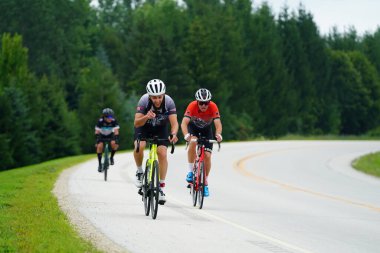 Fond du Lac, Wisconsin USA - 18 Ağustos 2024: Erkek bisikletçiler sabahın erken saatlerinde bisiklet sürüyorlar