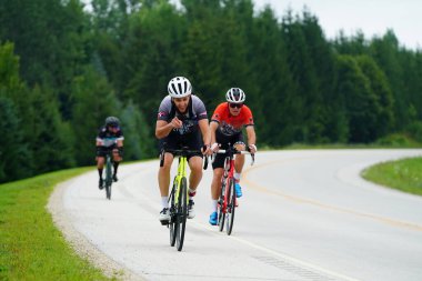 Fond du Lac, Wisconsin USA - 18 Ağustos 2024: Erkek bisikletçiler sabahın erken saatlerinde bisiklet sürüyorlar