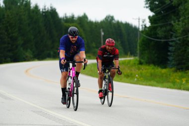 Fond du Lac, Wisconsin USA - 18 Ağustos 2024: Erkek bisikletçiler sabahın erken saatlerinde bisiklet sürüyorlar