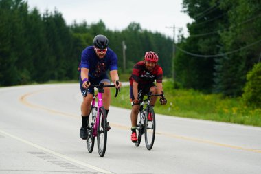 Fond du Lac, Wisconsin USA - 18 Ağustos 2024: Erkek bisikletçiler sabahın erken saatlerinde bisiklet sürüyorlar
