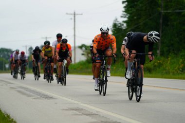 Fond du Lac, Wisconsin USA - 18 Ağustos 2024: Erkek bisikletçiler sabahın erken saatlerinde bisiklet sürüyorlar