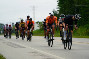 Fond du Lac, Wisconsin USA - 18 Ağustos 2024: Erkek bisikletçiler sabahın erken saatlerinde bisiklet sürüyorlar