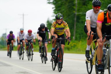 Fond du Lac, Wisconsin USA - 18 Ağustos 2024: Erkek bisikletçiler sabahın erken saatlerinde bisiklet sürüyorlar