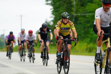 Fond du Lac, Wisconsin USA - 18 Ağustos 2024: Erkek bisikletçiler sabahın erken saatlerinde bisiklet sürüyorlar