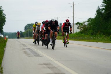 Fond du Lac, Wisconsin USA - 18 Ağustos 2024: Erkek bisikletçiler sabahın erken saatlerinde bisiklet sürüyorlar