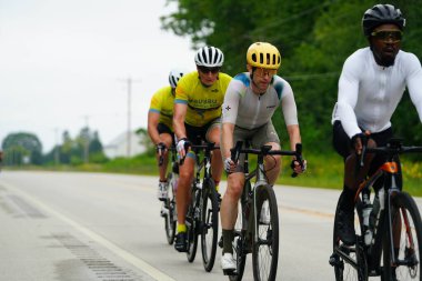 Fond du Lac, Wisconsin USA - 18 Ağustos 2024: Erkek bisikletçiler sabahın erken saatlerinde bisiklet sürüyorlar