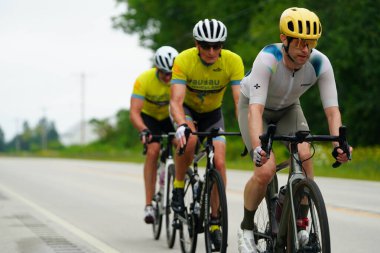 Fond du Lac, Wisconsin USA - 18 Ağustos 2024: Erkek bisikletçiler sabahın erken saatlerinde bisiklet sürüyorlar