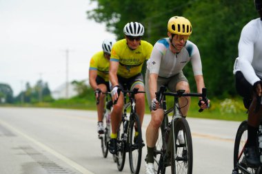 Fond du Lac, Wisconsin USA - 18 Ağustos 2024: Erkek bisikletçiler sabahın erken saatlerinde bisiklet sürüyorlar