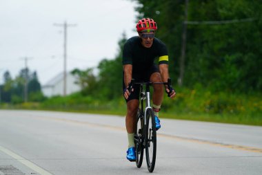 Fond du Lac, Wisconsin USA - 18 Ağustos 2024: Erkek bisikletçiler sabahın erken saatlerinde bisiklet sürüyorlar