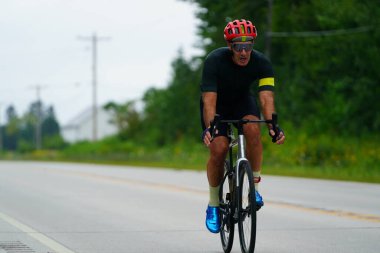 Fond du Lac, Wisconsin USA - 18 Ağustos 2024: Erkek bisikletçiler sabahın erken saatlerinde bisiklet sürüyorlar