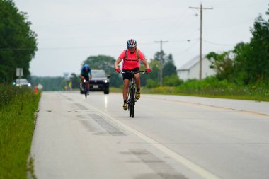 Fond du Lac, Wisconsin USA - 18 Ağustos 2024: Erkek bisikletçiler sabahın erken saatlerinde bisiklet sürüyorlar