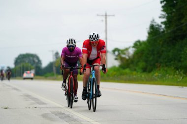 Fond du Lac, Wisconsin USA - 18 Ağustos 2024: Erkek bisikletçiler sabahın erken saatlerinde bisiklet sürüyorlar