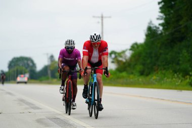 Fond du Lac, Wisconsin USA - 18 Ağustos 2024: Erkek bisikletçiler sabahın erken saatlerinde bisiklet sürüyorlar