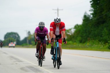 Fond du Lac, Wisconsin USA - 18 Ağustos 2024: Erkek bisikletçiler sabahın erken saatlerinde bisiklet sürüyorlar